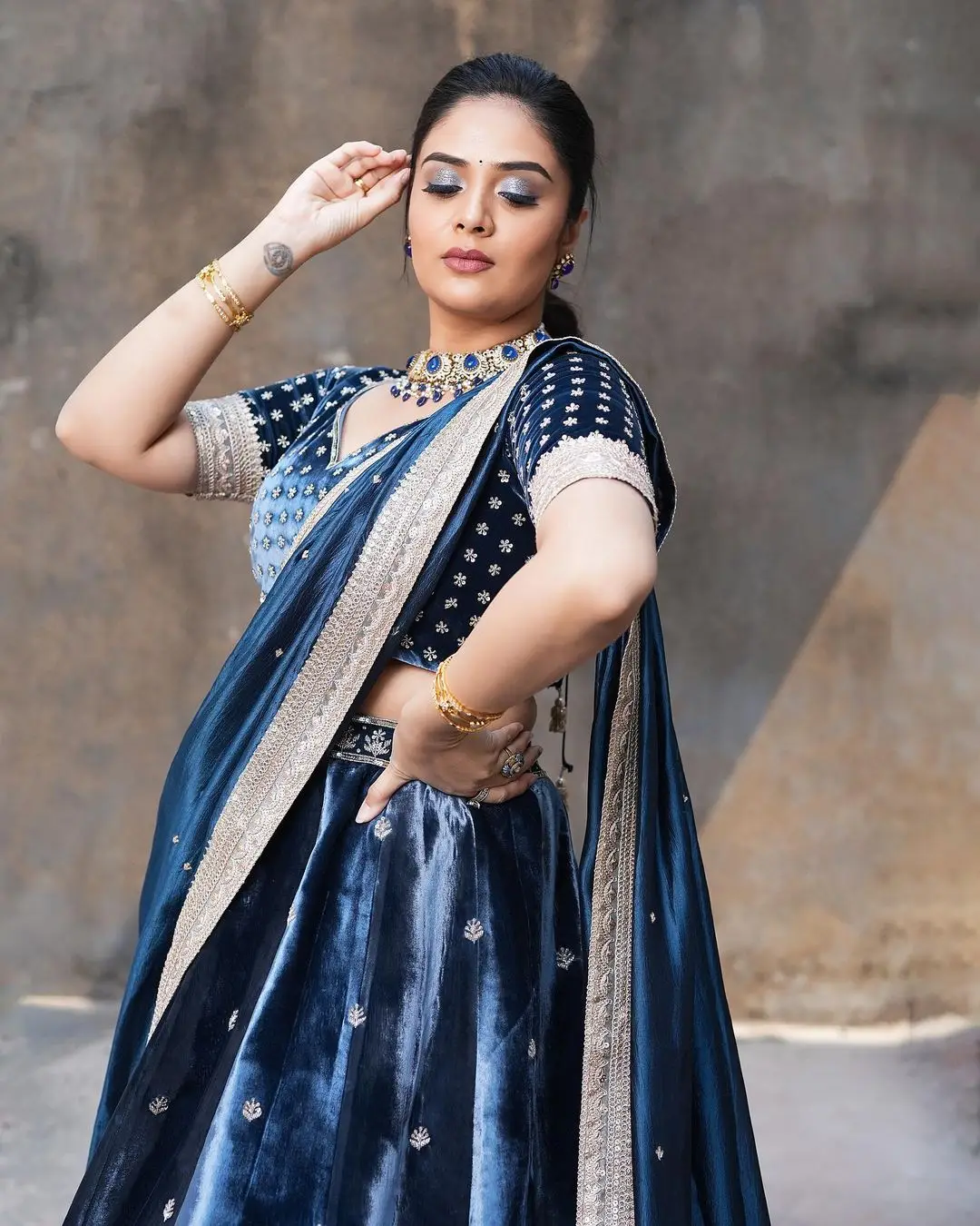 TELUGU TV ACTRESS SREEMUKHI STILLS IN BLUE LEHENGA CHOLI 3